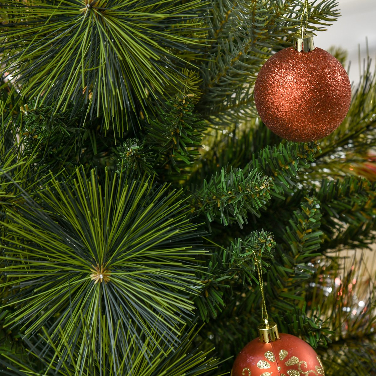 D&eacute;co de No&euml;l : Sapin traditionnel (Rouge/Vert) ou Polaire (Blanc/Bois) ?