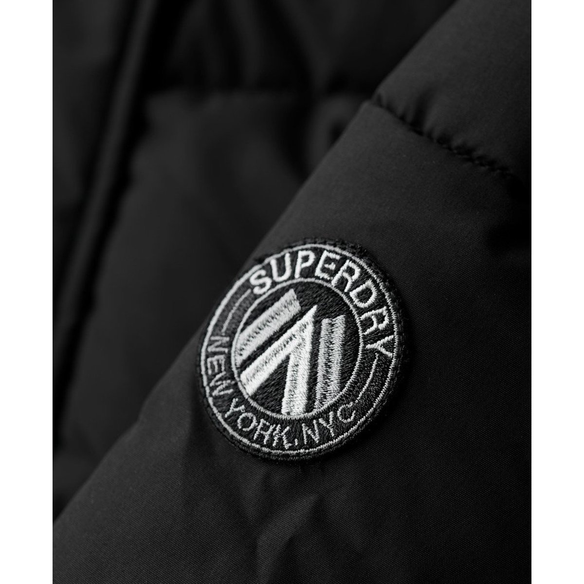 Parka rembourrée à chevrons City noir, SUPERDRY