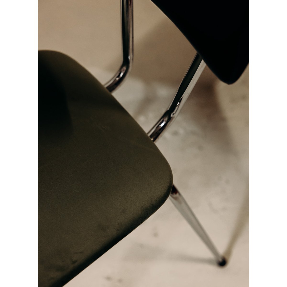 Chaise aux lignes épurées Alma N°1966 - Bon état noir, DEBONGOUT