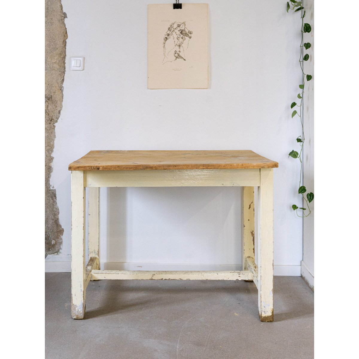 Table à manger en bois patiné Romy N°615 - Bon état jaune, DEBONGOUT