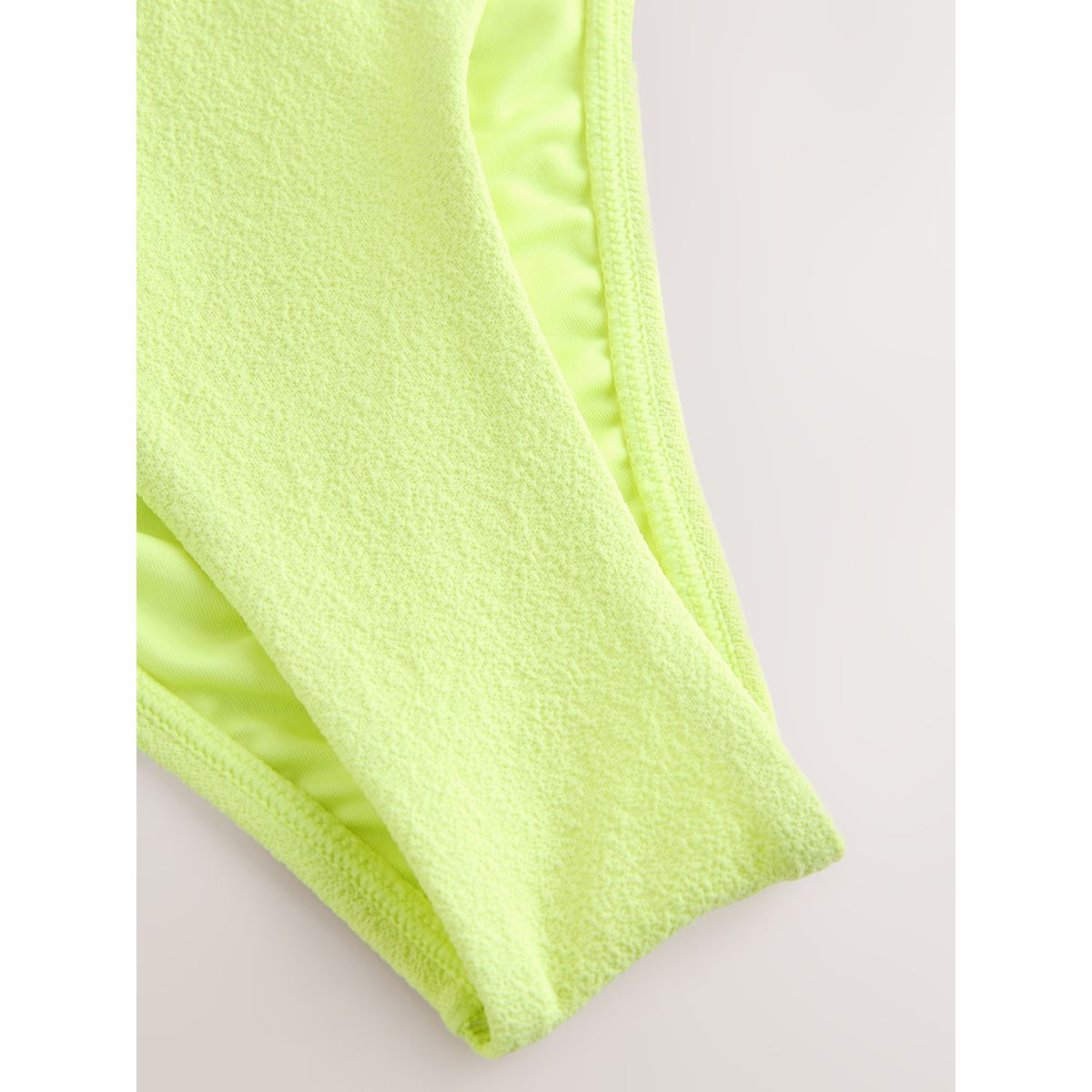 Bas de bikini échancré style brésilien surpiqûre jaune/verte, NEXT