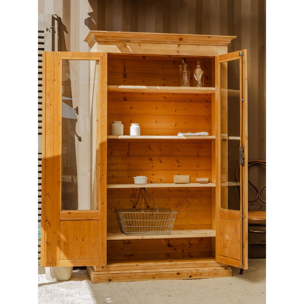Vitrine en bois Victoria N°1289 - Bon état bois clair, DEBONGOUT