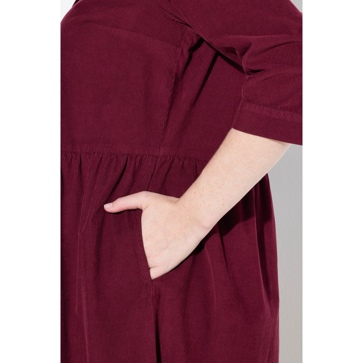 Robe maxi en velours côtelé à col montant rouge vin, ULLA POPKEN