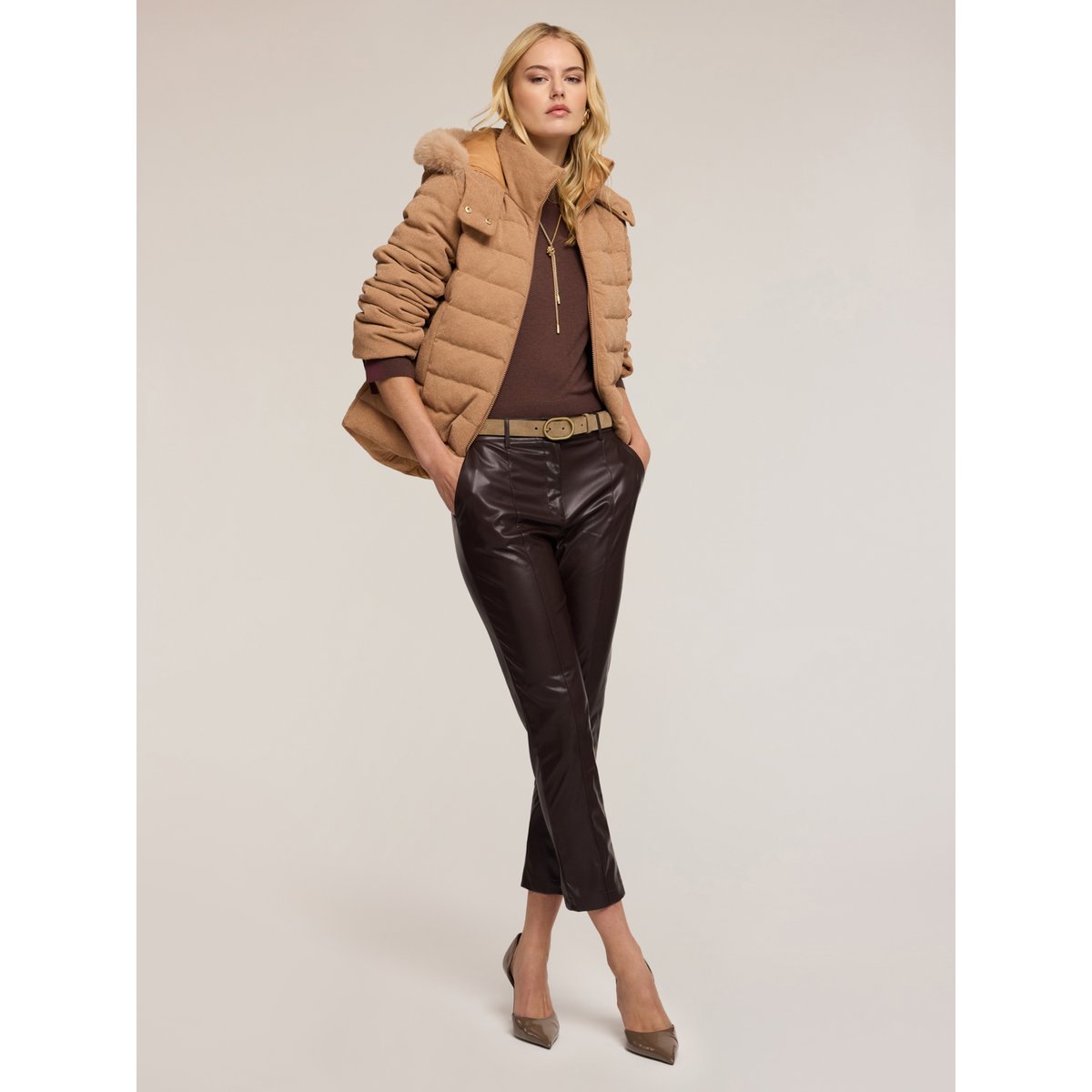 Pantalon slim fit en tissu enduit marron, MOTIVI
