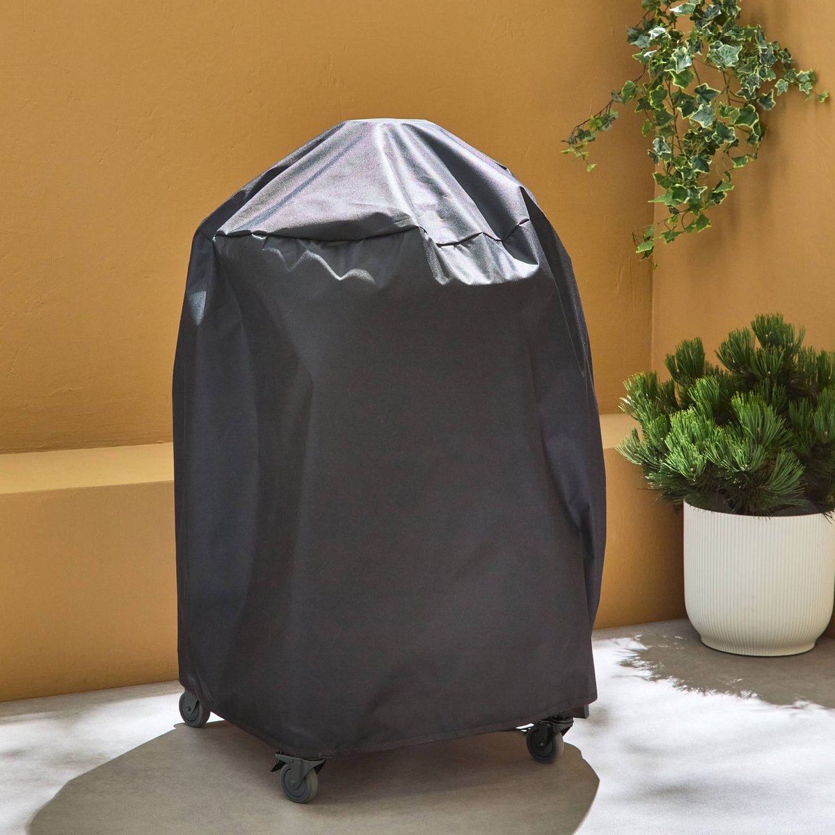 Barbecue charbon de bois, grill et fumoir, céramique Ø57cm avec roues, tablettes et housse KAMADO noir, SWEEEK