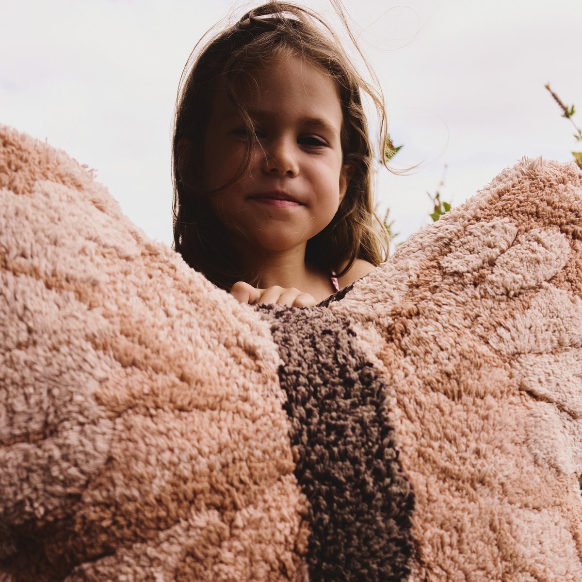 Coussin de sol Papillon PETALS & PALS rose, châtaigne, sable rose, grain de café, brun terre, naturel, LORENA CANALS