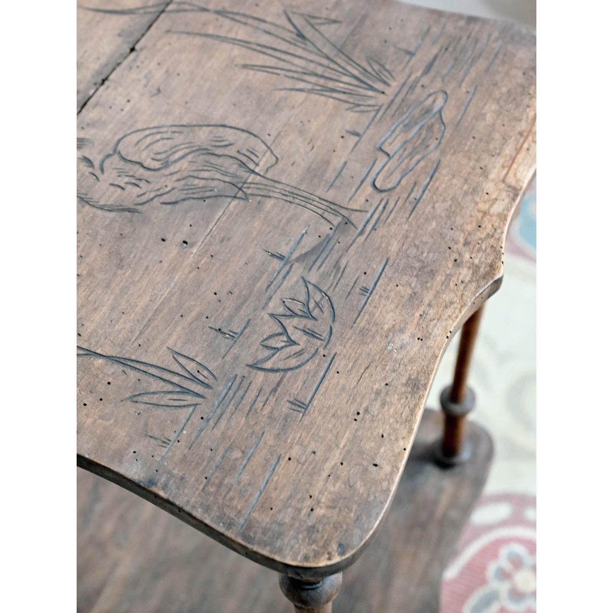 Table d'appoint en bois gravé Francine N°1523 - Bon état bois foncé, DEBONGOUT