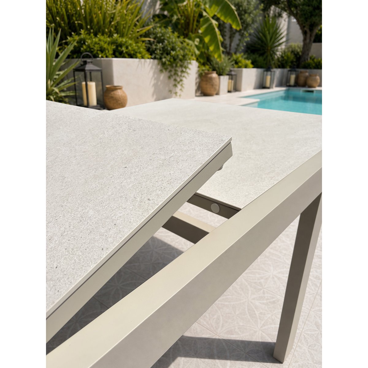 Table de jardin en aluminium et plateau sinterstone KALIBO grège, DCB GARDEN