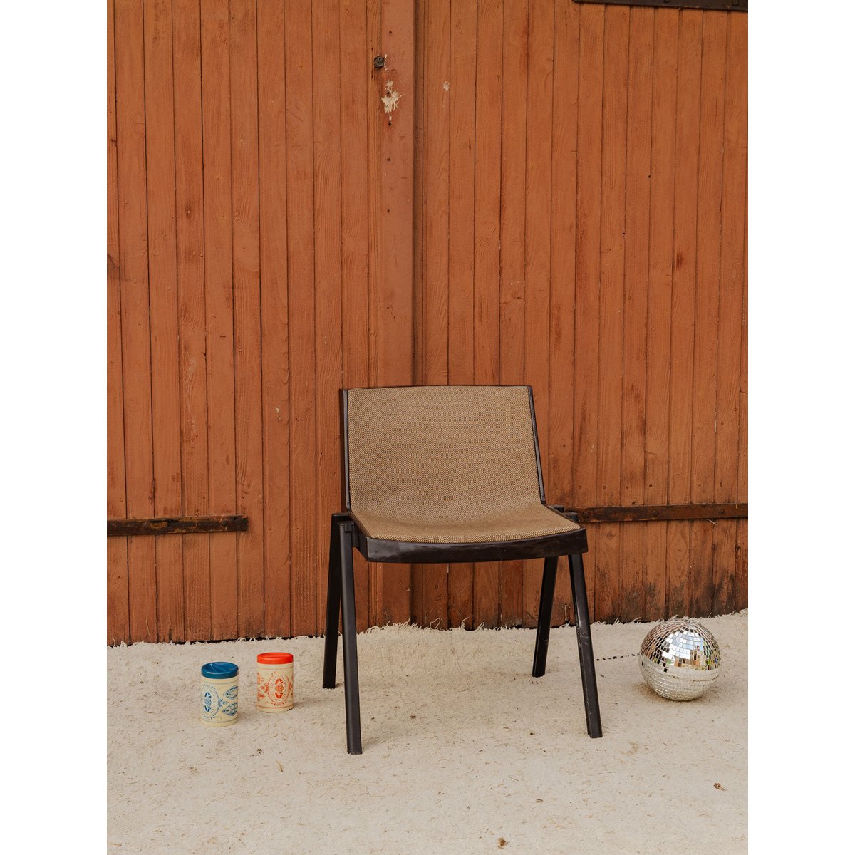 Chaise en plastique marron et tissu beige Alma N°2079 - Bon état marron, DEBONGOUT
