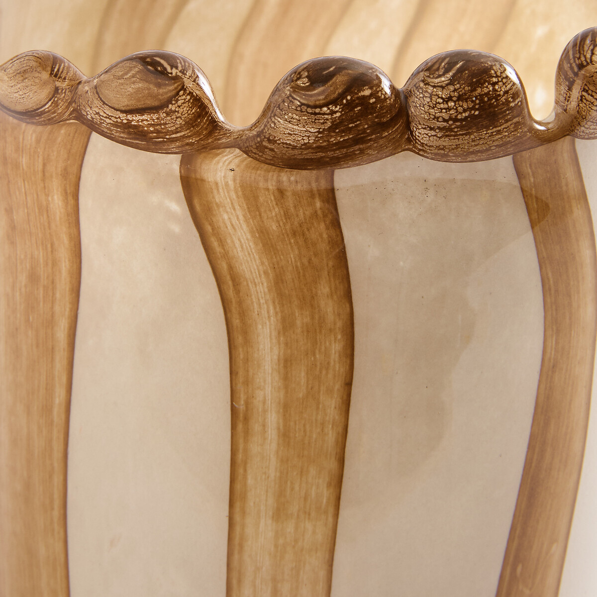 Vase rayé en verre soufflé, hauteur 19 cm, SUGAR ecru/caramel, AM.PM