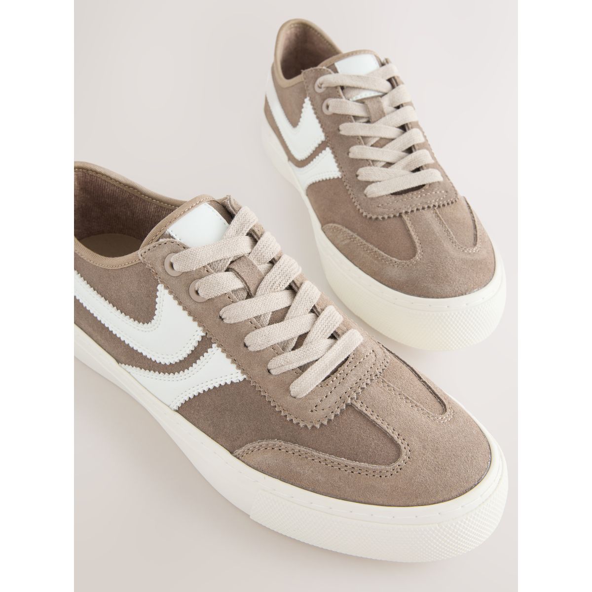 Baskets en daim forever comfort® à lacets marron moka, NEXT