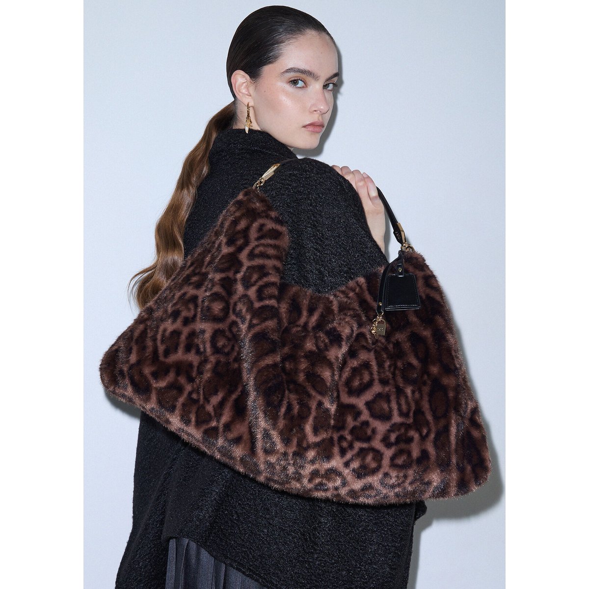 Sac grand format en imitation fourrure noir animalier, LIU JO