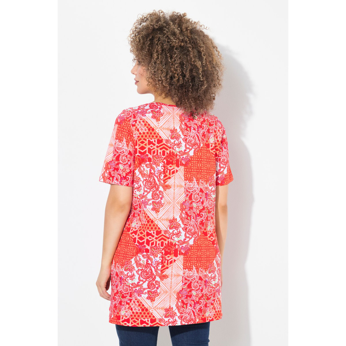 T-shirt long. Mélange d'imprimés. Col V et corail, ULLA POPKEN