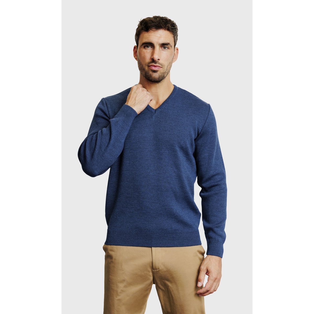 Pull col V en laine mérinos 2 fils bleu, ACROSS