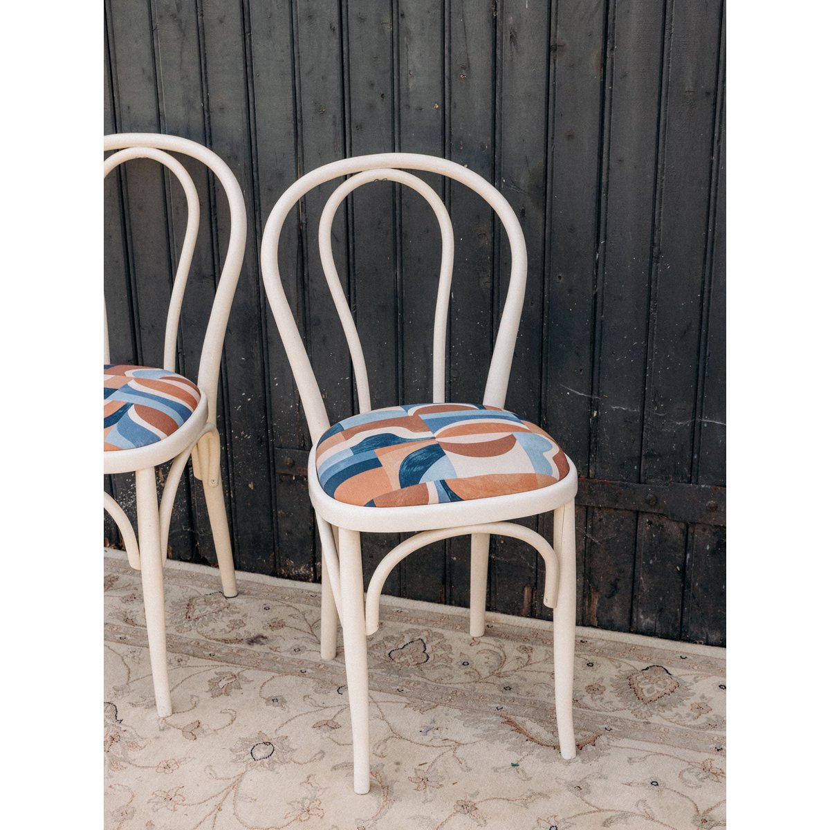 Paire de 2 chaises retapisées au tissu géométrique Alma N°1620 - Bon état blanc, DEBONGOUT