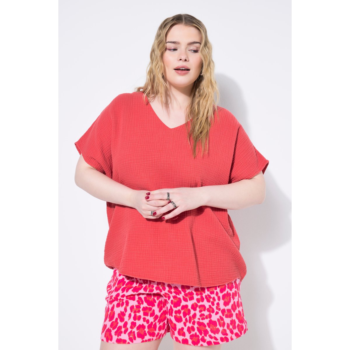 Blouse oversize, mousseline, décolleté en V rouge hibiscus, STUDIO UNTOLD