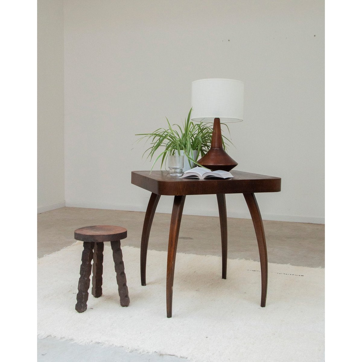 Table d'appoint en bois foncé Hanna N°772 - Bon état bois foncé, DEBONGOUT