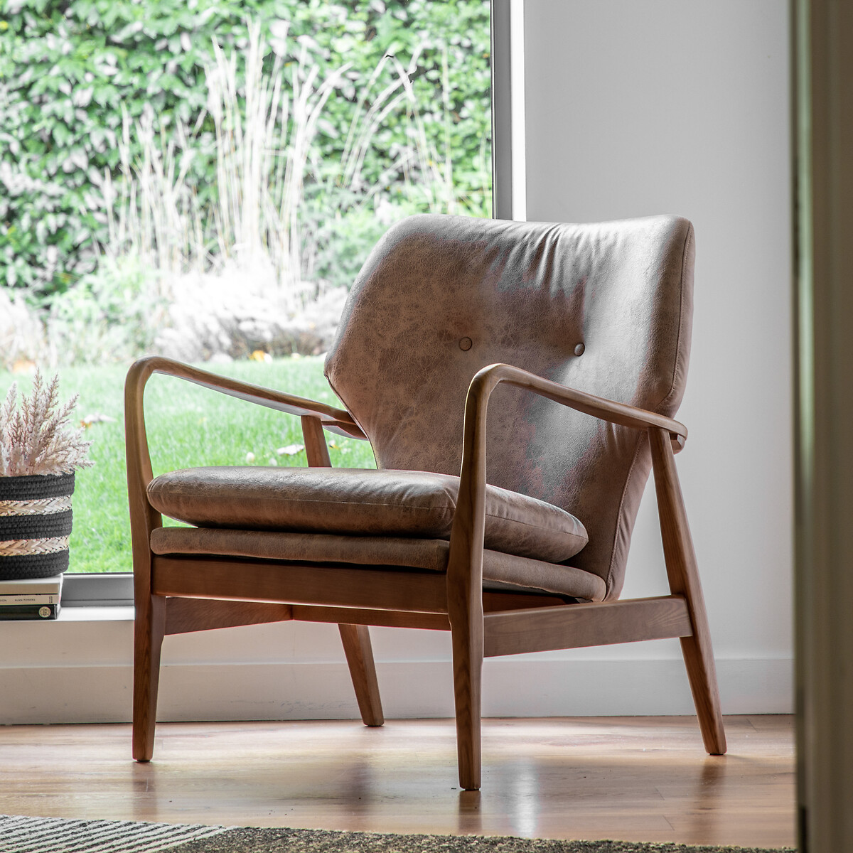 Jeni Mid Century Leather Armchair walnut, ÉDITÉ