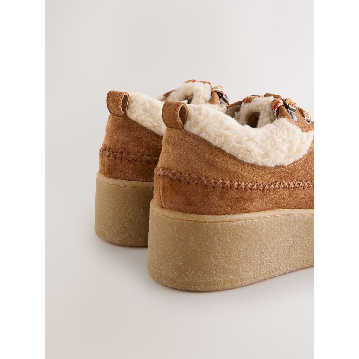 Baskets de randonnée compensées en cuir Signature marron fauve, NEXT