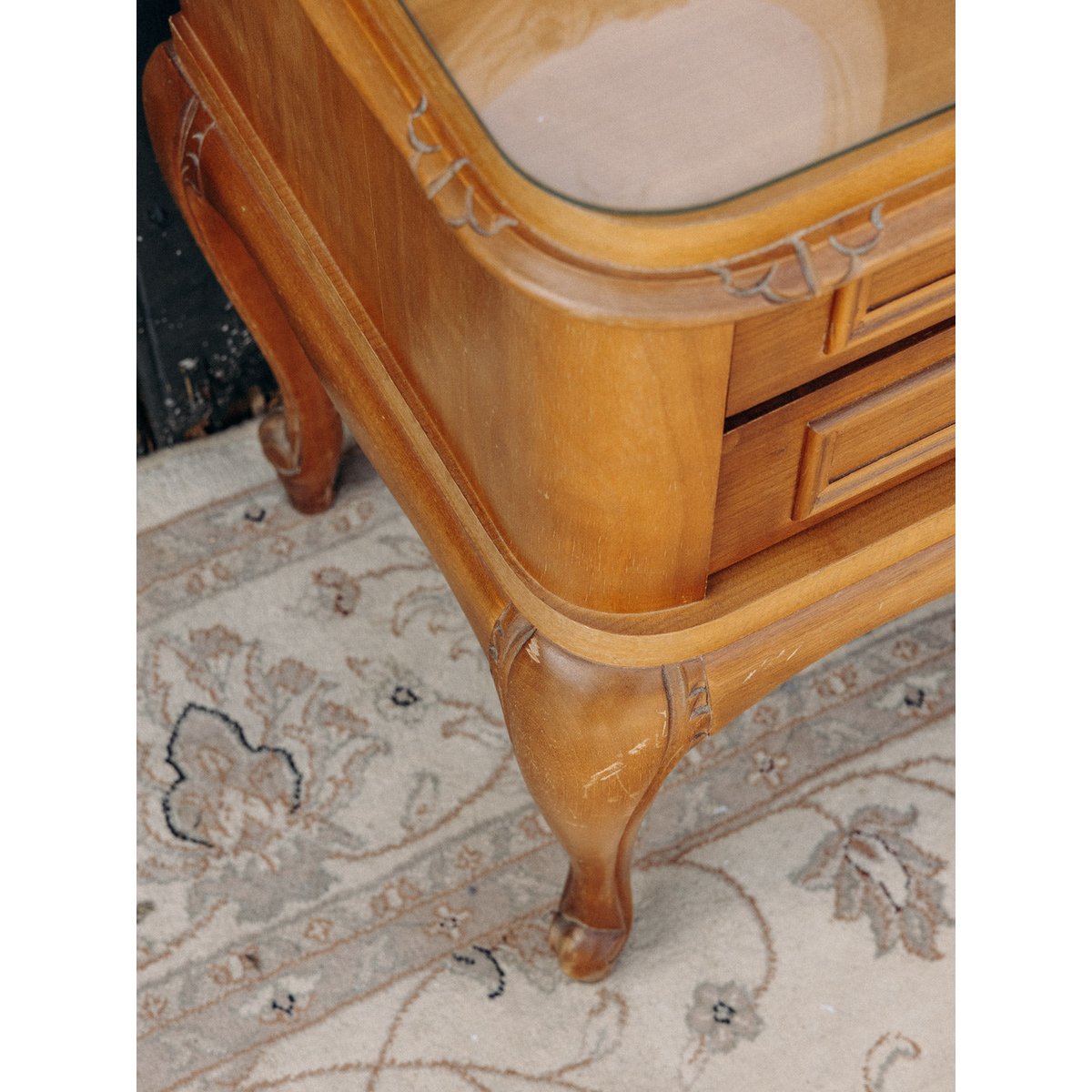 Paire de 2 tables de chevets au style Louis XV Odile N°1380 - Bon état bois clair, DEBONGOUT