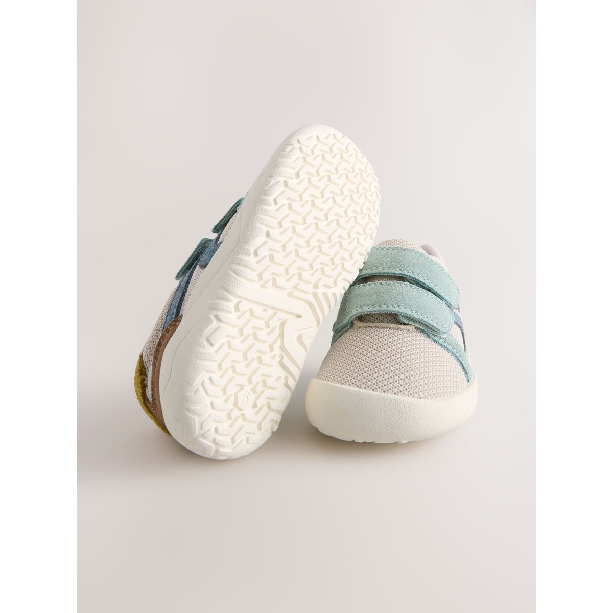 Baskets en cuir à scratch effet pieds nus blanc, NEXT