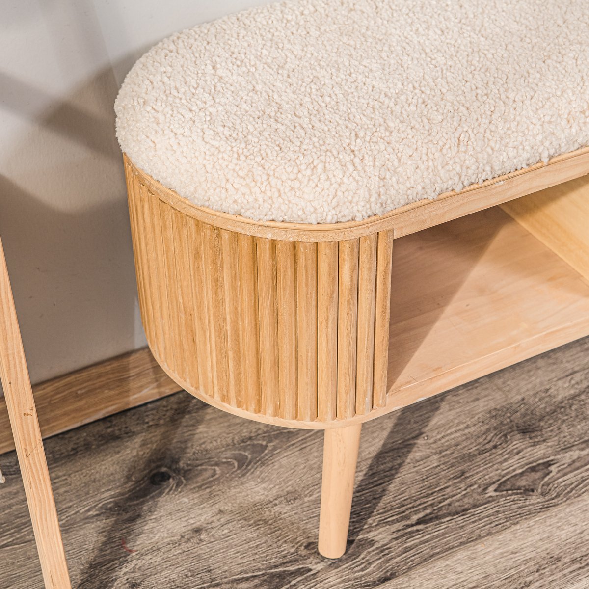 Banc avec rangement, pin et bouclette, ISUMI blanc cassé, NORDLYS