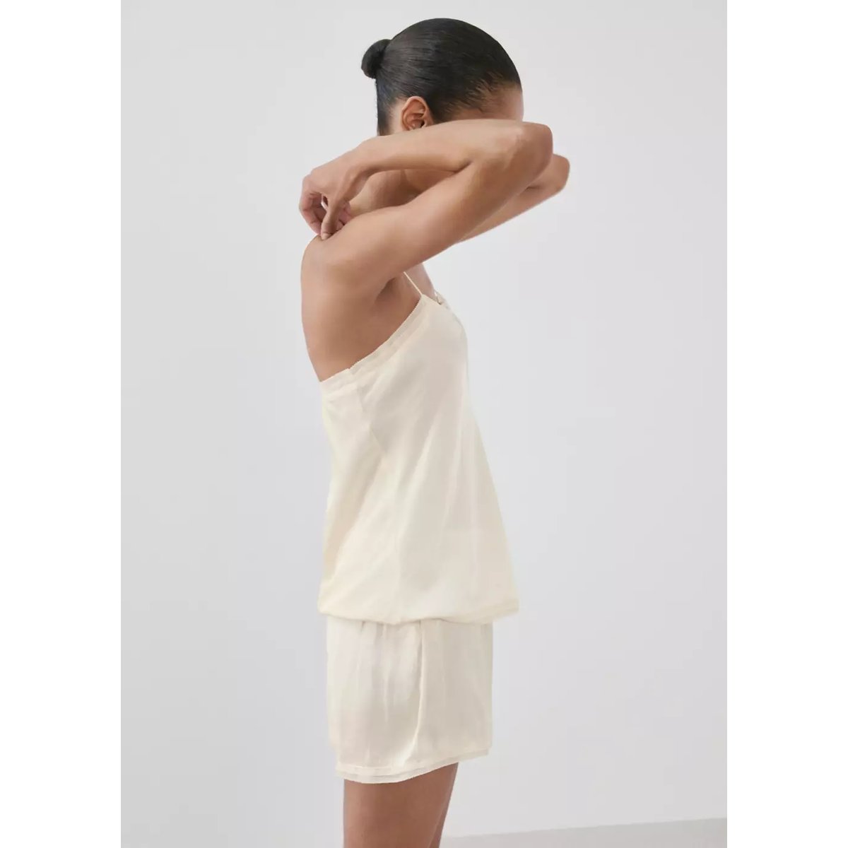 Short pyjama satiné en dentelle ivoire, MANGO