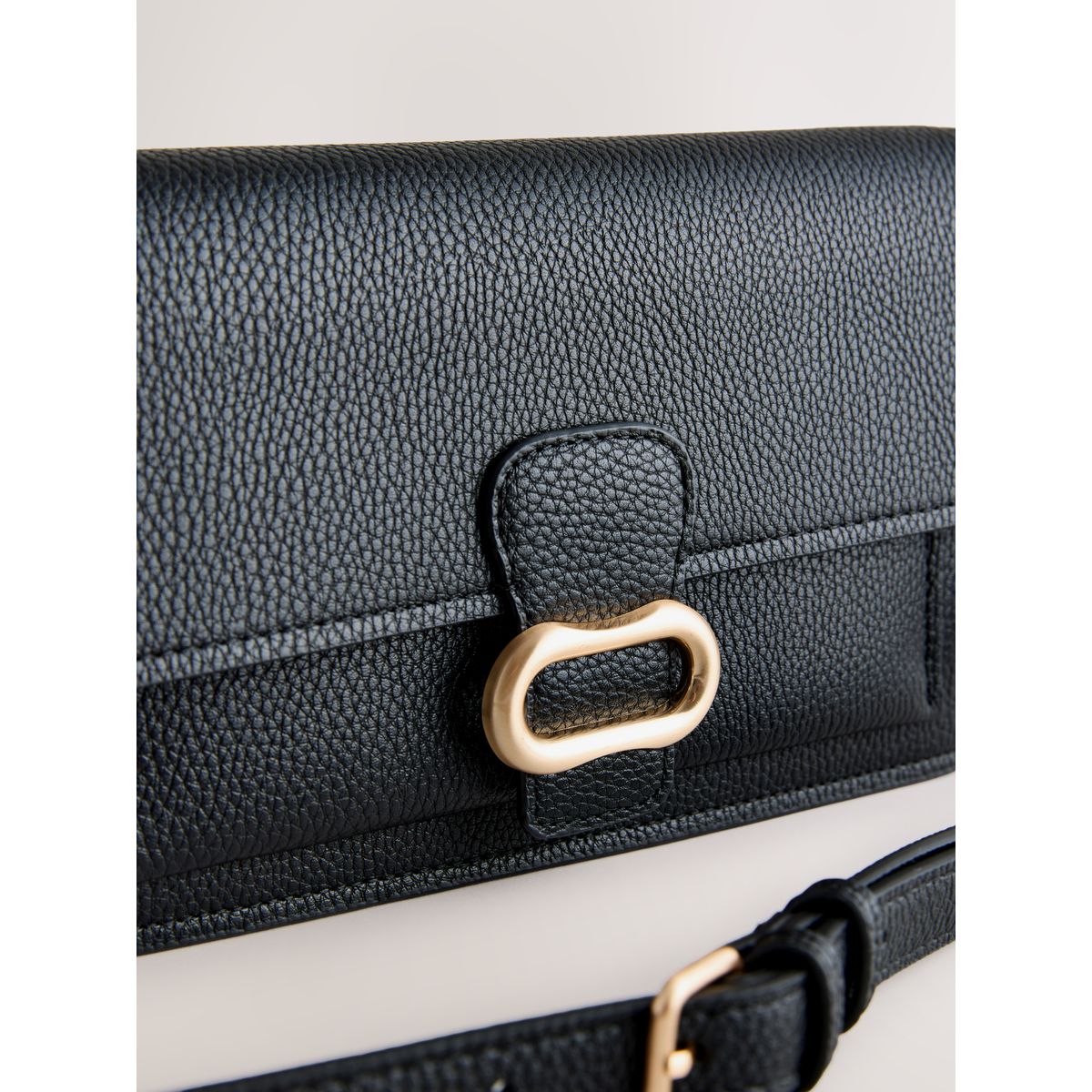 Sac à bandoulière avec détail métallique noir, NEXT