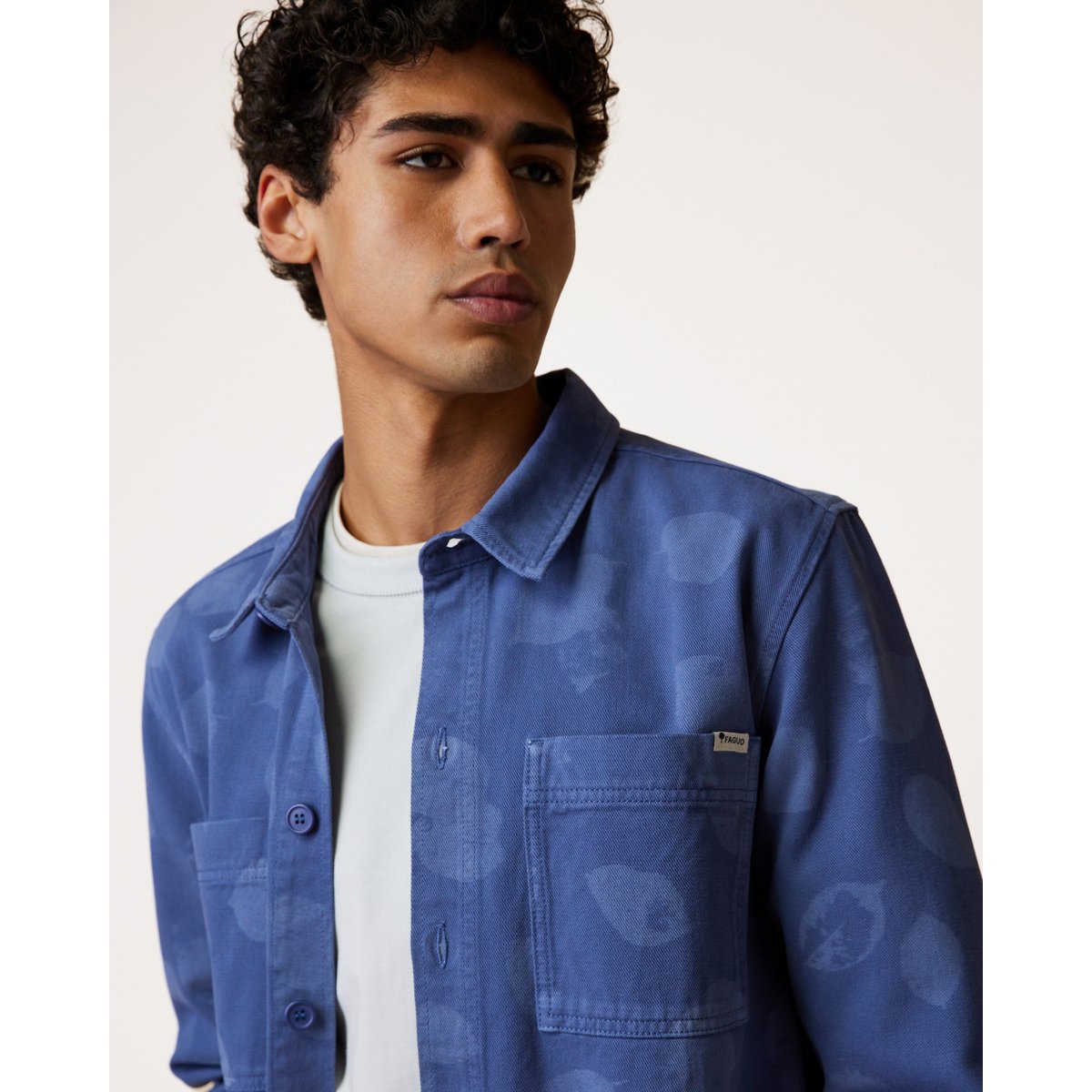 Sur-chemise en tissu sergé bleu et écru, FAGUO