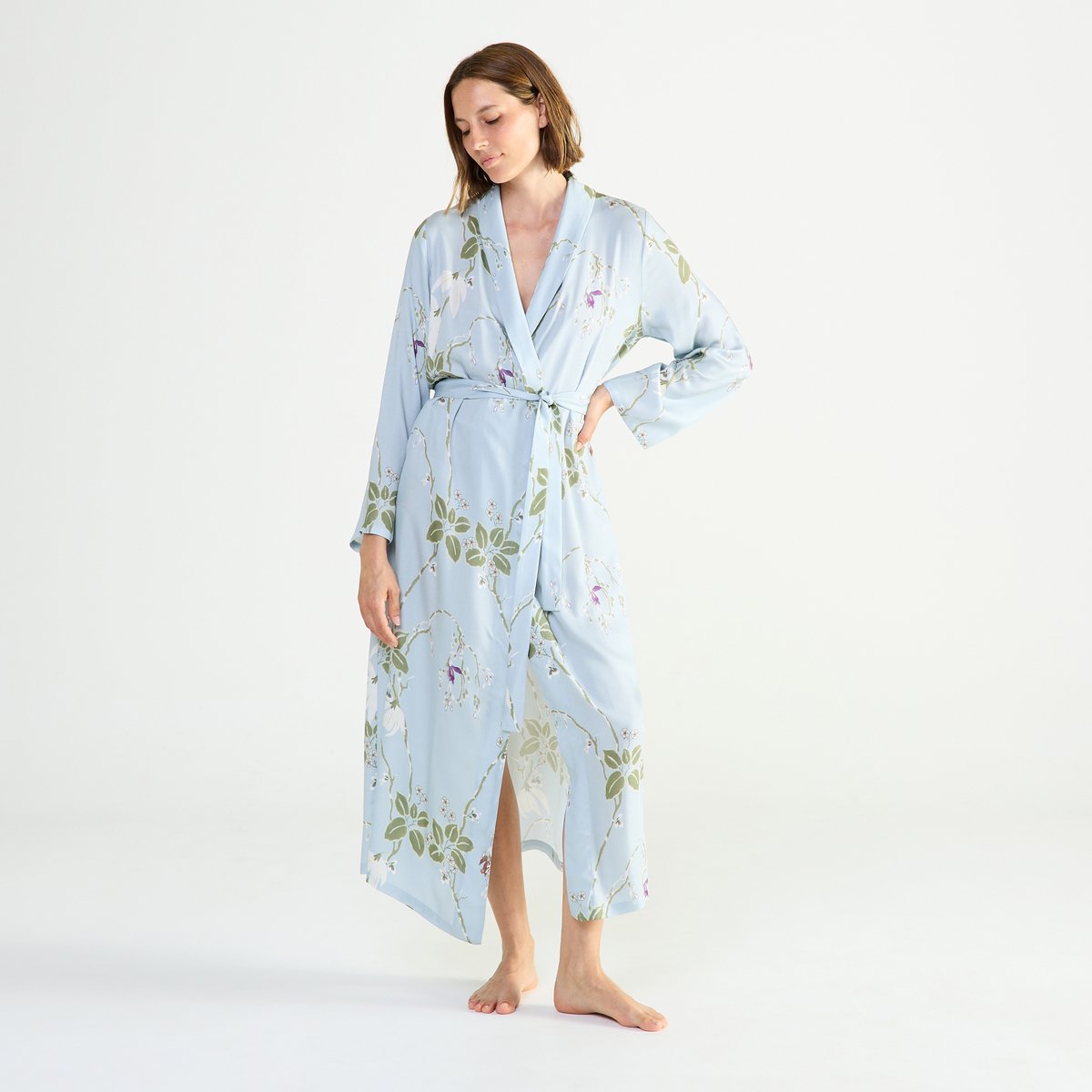 Kimono long col châle en satin RAMEAU givre, LAURENCE TAVERNIER