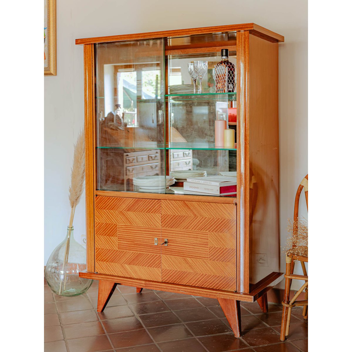 Vitrine mid-century modern Victoria N°1296 - Bon état bois clair, DEBONGOUT