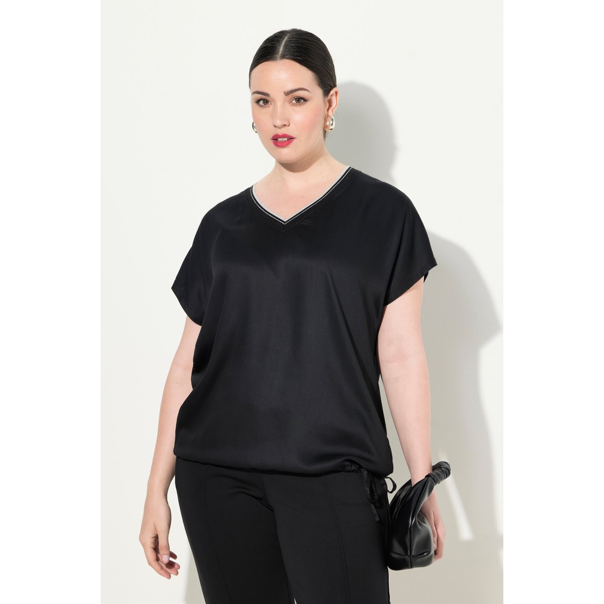 Blouse avec satin sur le devant. Décolleté noir, ULLA POPKEN