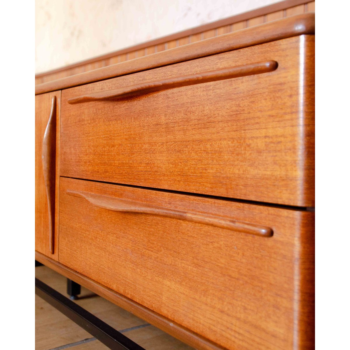 Grande enfilade noire et bois clair Margaret N°507 - Bon état bois clair, DEBONGOUT