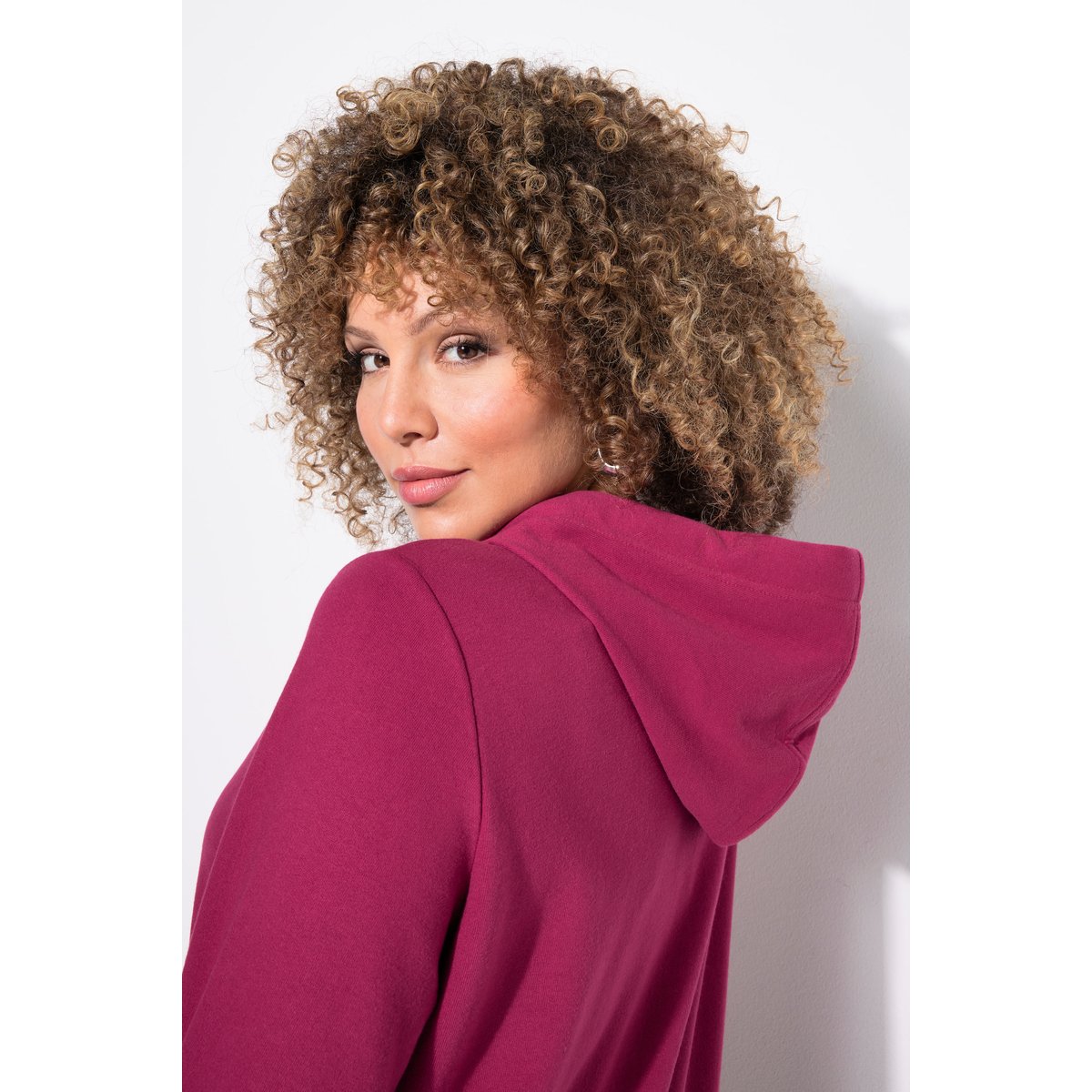 Sweat-shirt à capuche et manches longues rubis, ULLA POPKEN