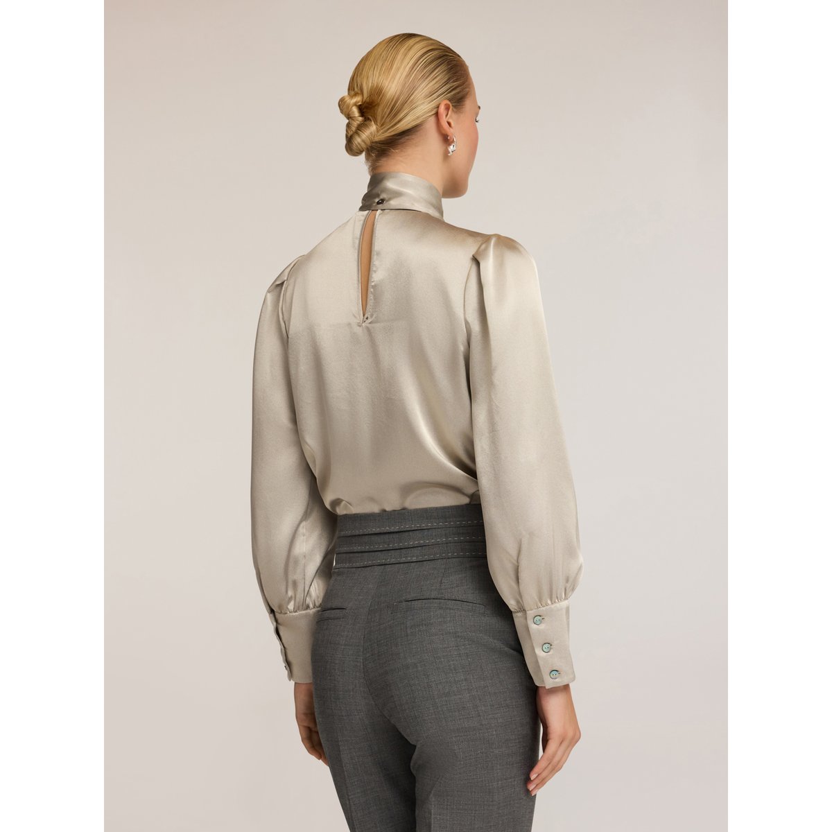 Blouse body en satin avec nœud au cou gris, MOTIVI