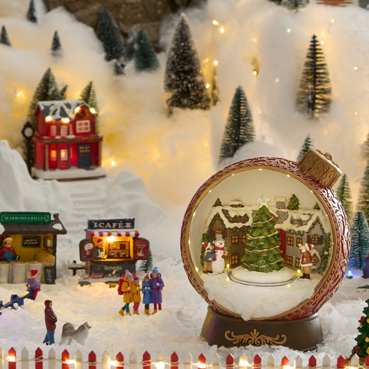 Village de Noël lumineux boule à neige animé et musical 15 LED à piles beige, FEERIC LIGHTS & CHRISTMAS