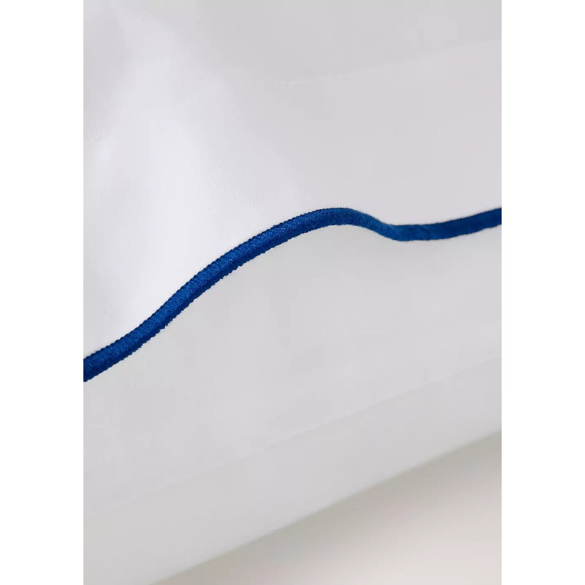 Deux taies d'oreiller percale de coton 200 fils overlock contraste 50x75 cm bleu encre, MANGO HOME