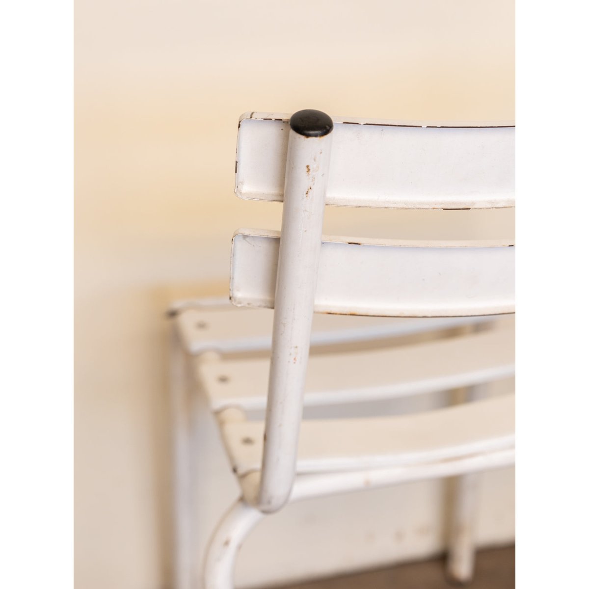 Lot de 4 chaises en métal blanc Alma N°1832 - Bon état blanc, DEBONGOUT