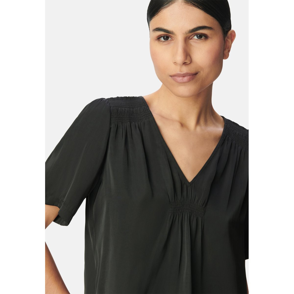 Top manches courtes satiné détails smocks noir, IKKS