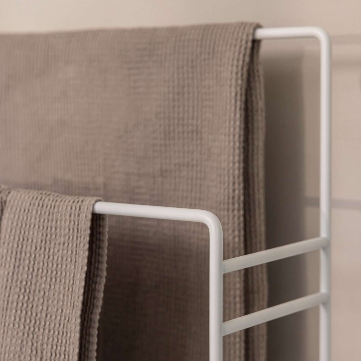 Porte-serviettes en acier tubulaire DELAYA blanc, METALLBUDE