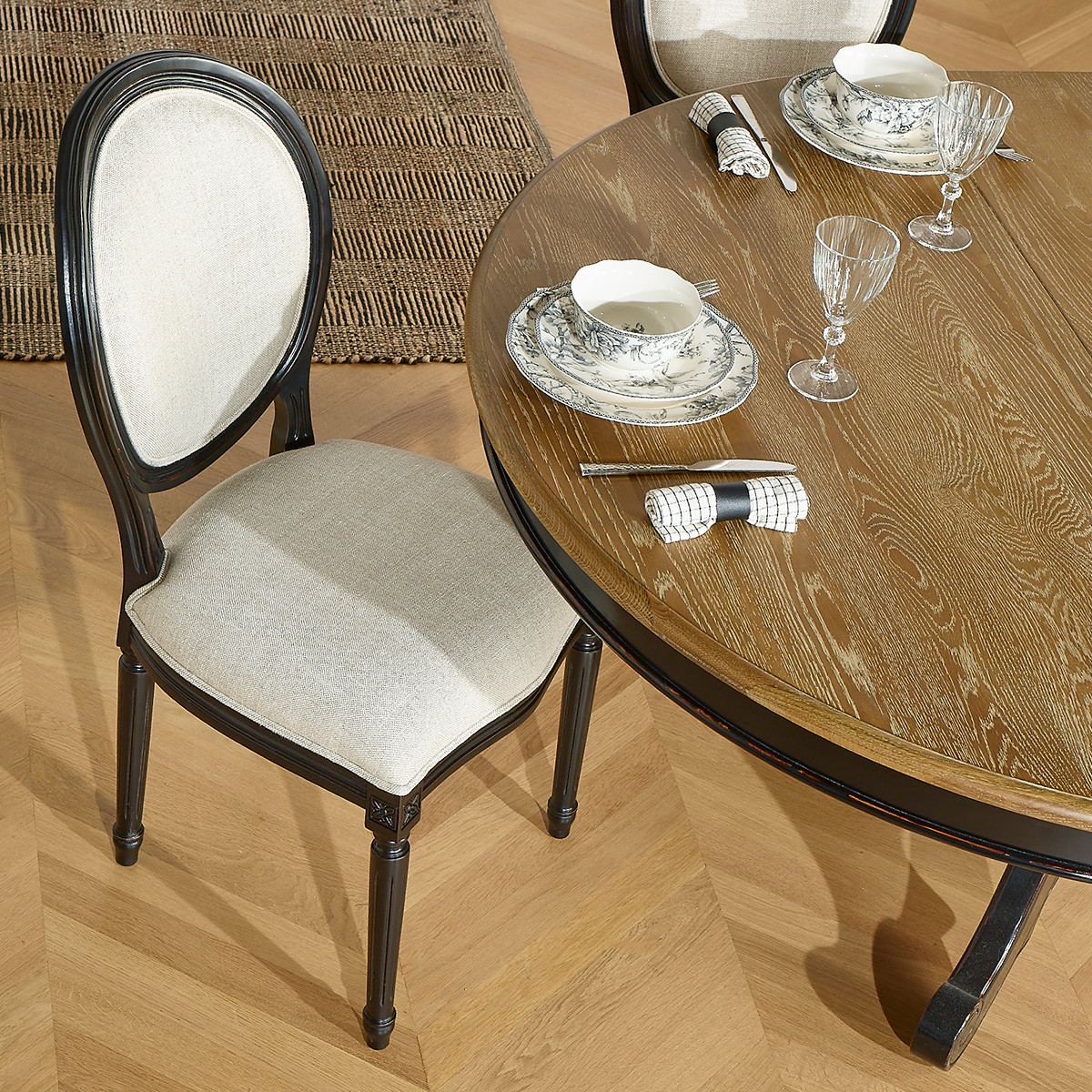 Table ovale en chêne 1 rallonge 6/8 couverts AMBOISE noire, ROBIN DES BOIS