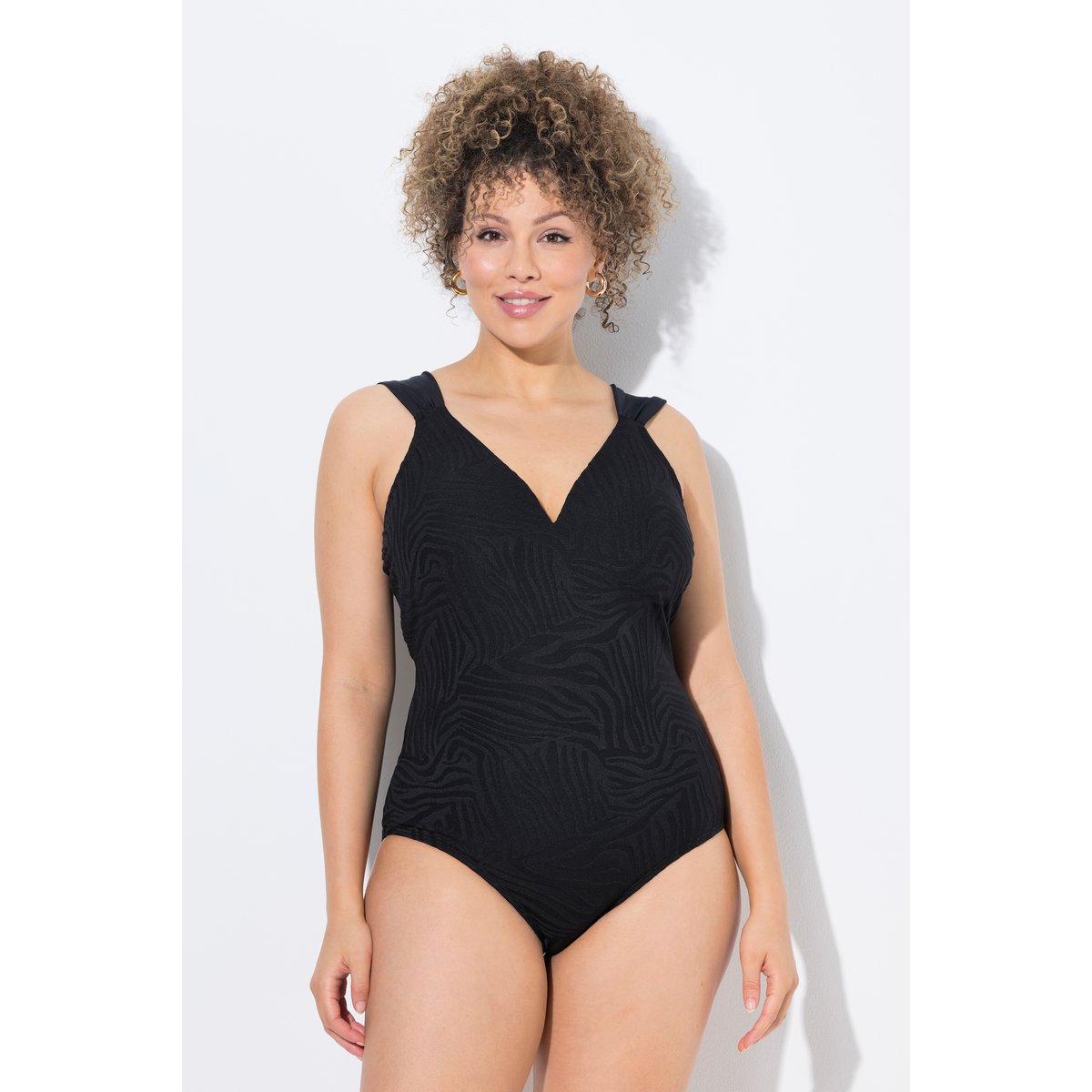 Maillot de bain à bonnets souples. Texture noir, ULLA POPKEN