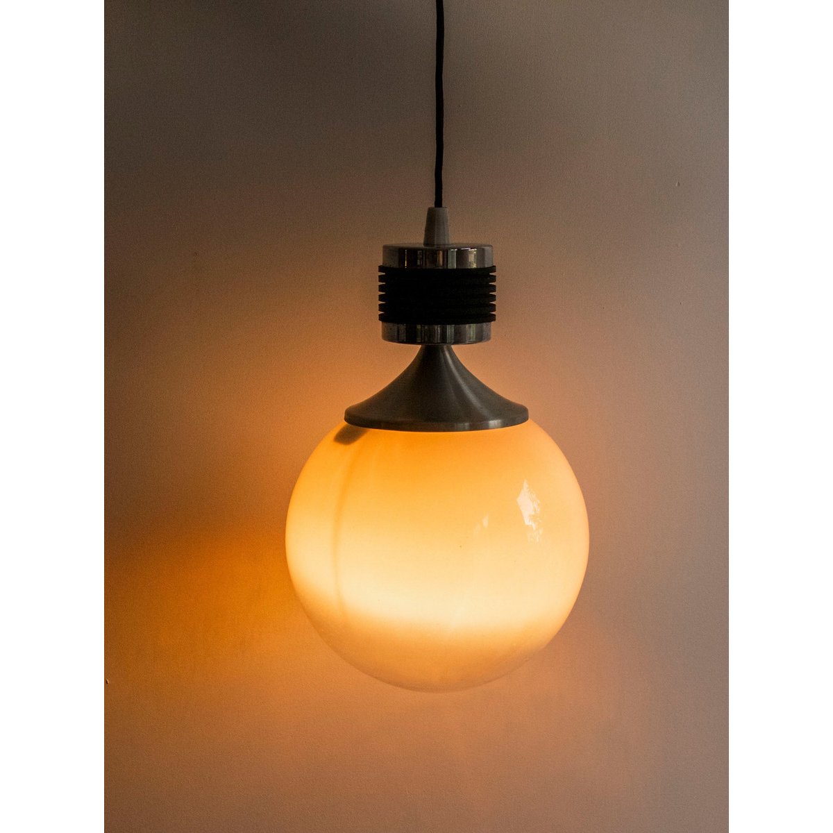 Suspension au globe en verre opaque Sonia N°313 - Bon état beige, DEBONGOUT