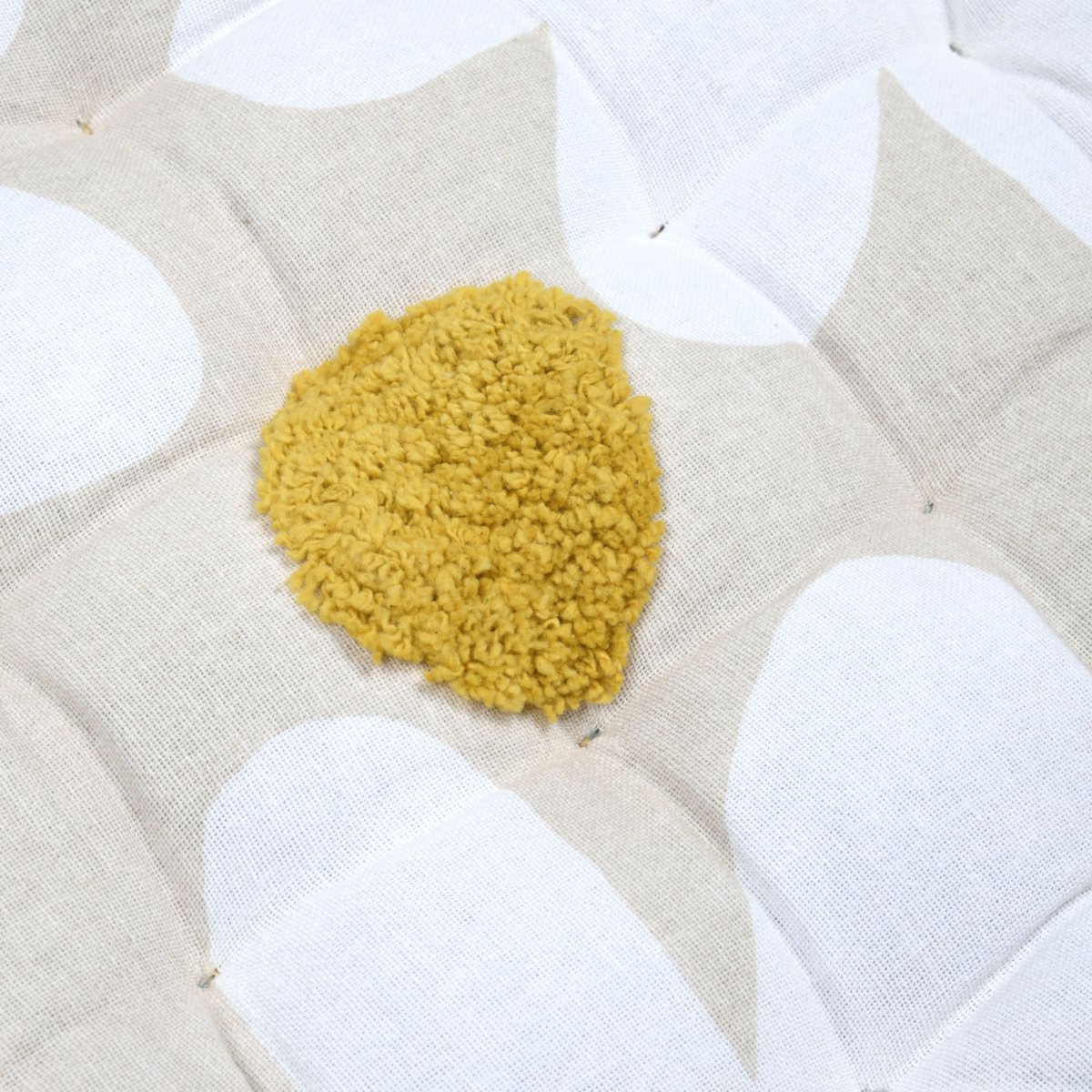 Galette de chaise en polycoton capitonnée à motif marguerites jaune moutarde, LOVELY CASA