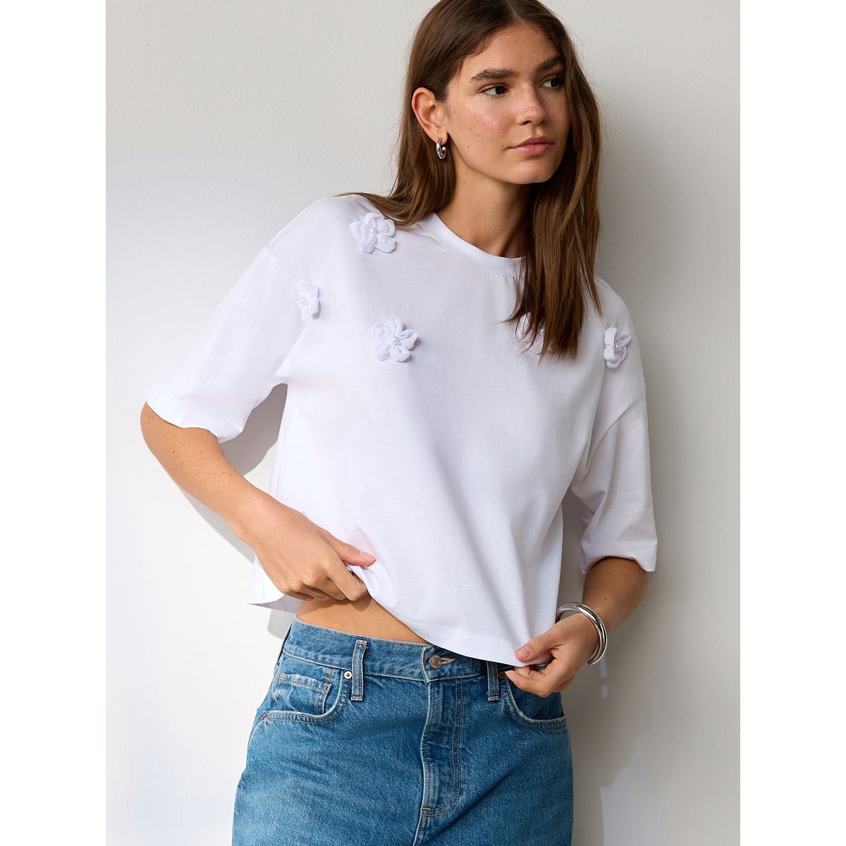 T-shirt orné de fleurs 3d à manches courtes blanc, NEXT