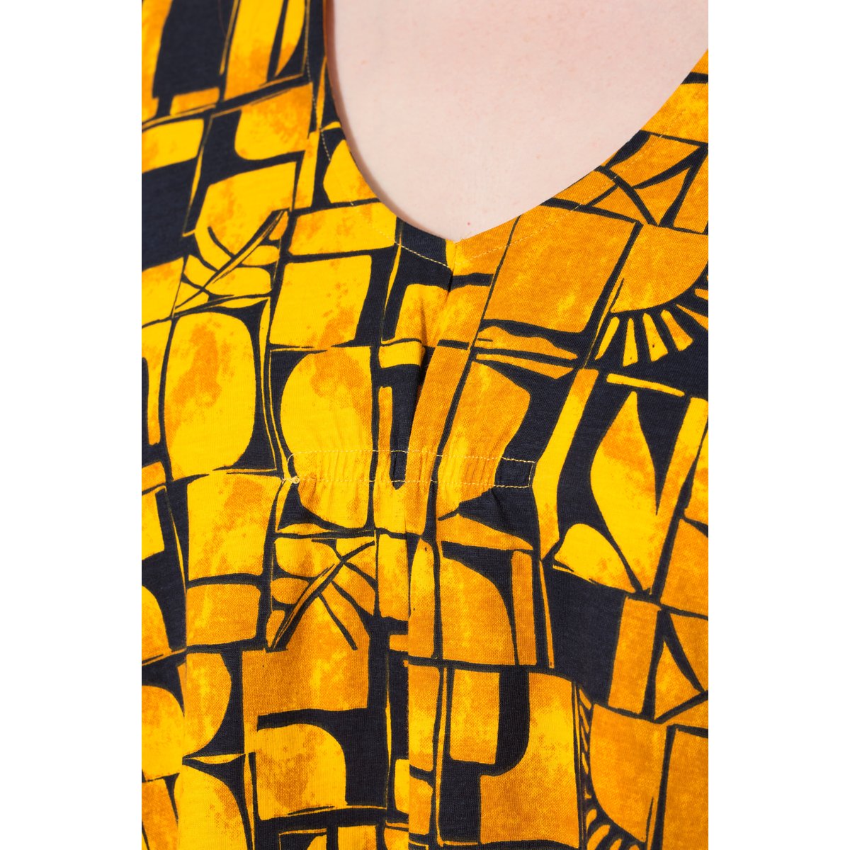 T-shirt en coton bio. Décolleté marine, ULLA POPKEN