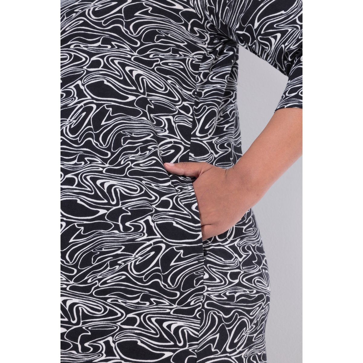T-shirt motif vagues. Col tunisien noir, ULLA POPKEN