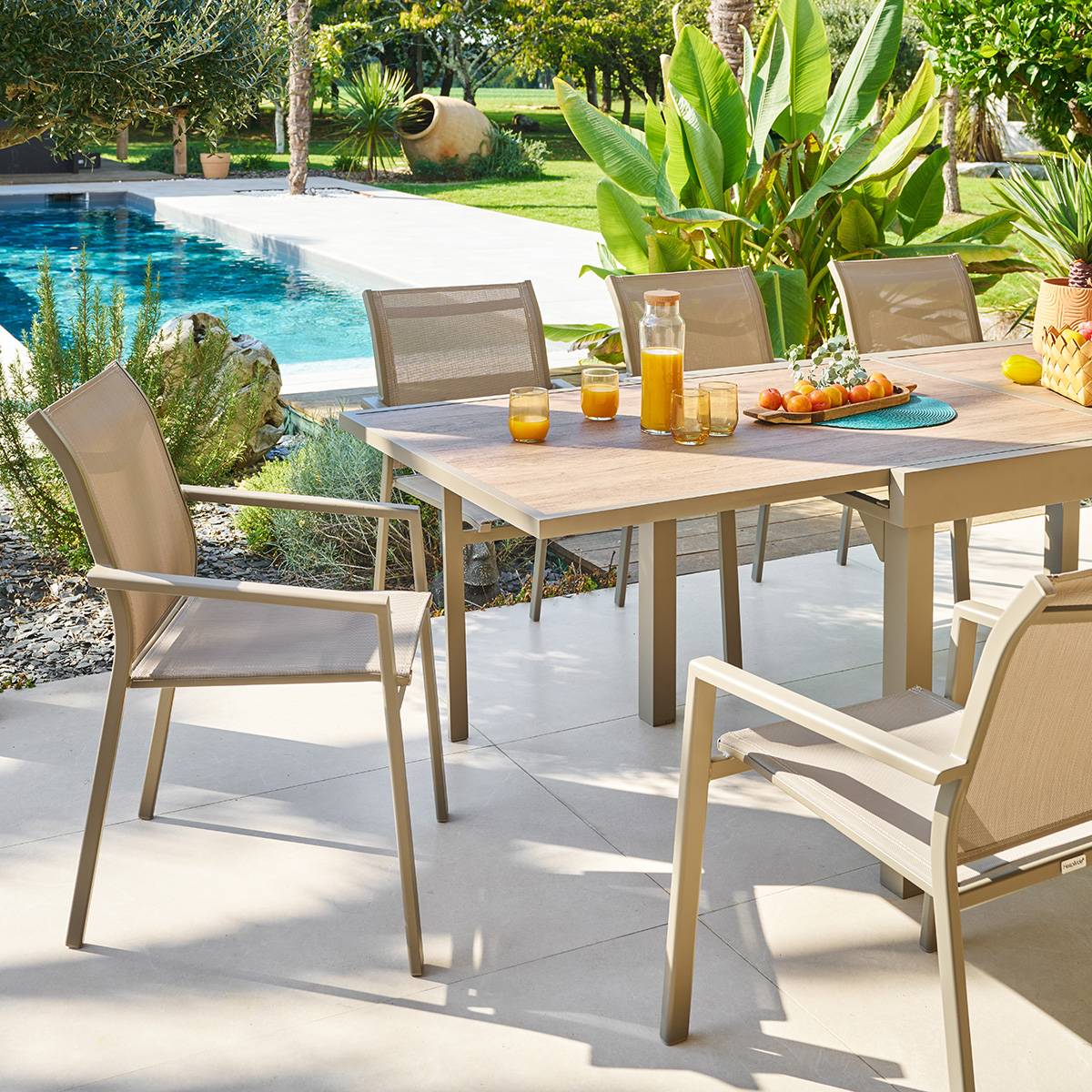 Table de jardin extensible 10 places en aluminium et verre PIAZZA cafe, HESPERIDE