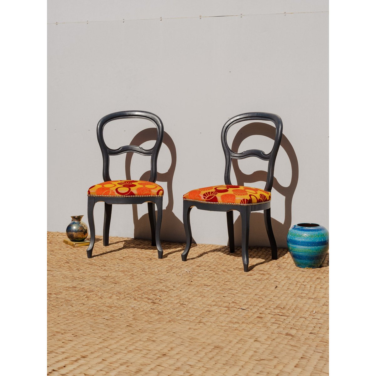 Paire de chaises en bois et motifs colorés Claude N°1142 - Bon état noir, DEBONGOUT