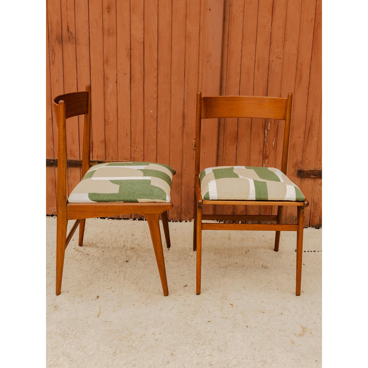 Lot de 4 chaises en bois et tissu Alma N°2077 - Bon état bois foncé, DEBONGOUT